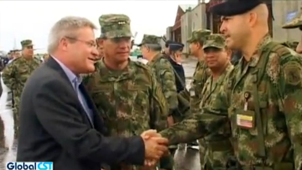 Israel Ziv saluda a miembros del ejército colombiano.